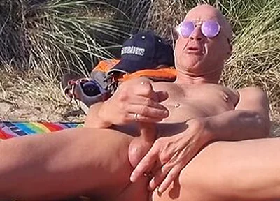 Guy Gets Naked In The Dunes And Wanks In Public!
