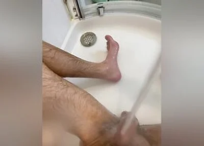Using The Showerhead To Cum Handsfree