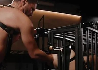 Bighandsff Takes Full Advantage Of Axel Abysses Caged Hole