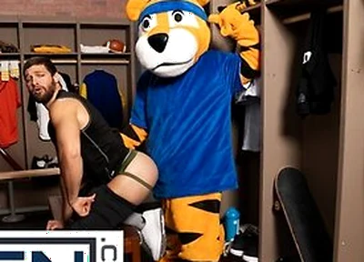 Men - Shamu Azizam Pulls Off His Pants And Bends So Jake Preston Can Bury His Tongue Inside His Hole