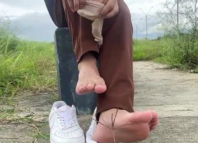 SHE GETS HER SHOES SHAVED IN PUBLIC AND PUTS ON HER SHEER STOCKINGS