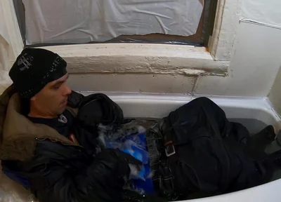 Skater rubbing the bulge in bathtube