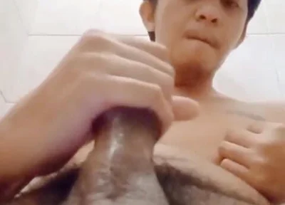 Filippino Twink Take His Own Load