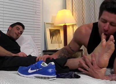 Sexy Hunk Link & Trenton Love Worshipping Each Feet