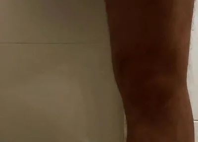 Crossdresser Con Un Gran Trasero En Minifalda Está Orinando