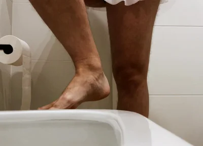 Crossdresser Con Un Gran Trasero En Minifalda Está Orinando