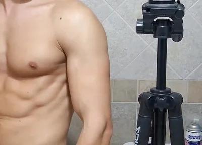 Flexing My Muscles and Cumming!