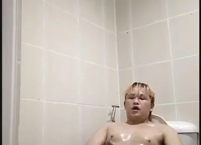 Philippino Twink Boy Eats His Own Cum!!