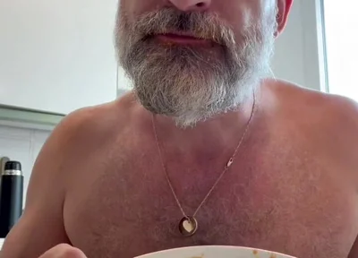 Macro Giants Eats Tiny