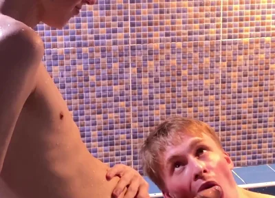 Teenage twinks Matty and Aiden blowjob in the swimming pool