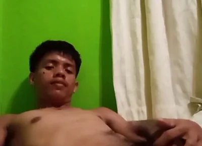 Filipino Twink’s Steamy Solo Session with Explosive Cumshot