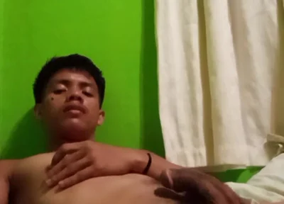 Filipino Twink’s Steamy Solo Session with Explosive Cumshot
