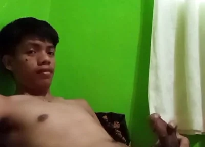 Philippino Twink Boy Jerks off in Bed, Huge Cumshot!