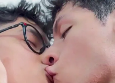 Uff I Want to Come!! Friends Give Each Other a Delicious Handjob and Eat Each Other with Kisses