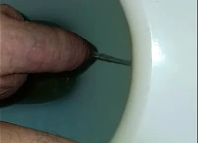 Pee in Toilett