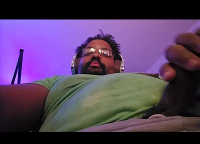 Thick Stepdaddy Jerks off While Editing His Own Vid