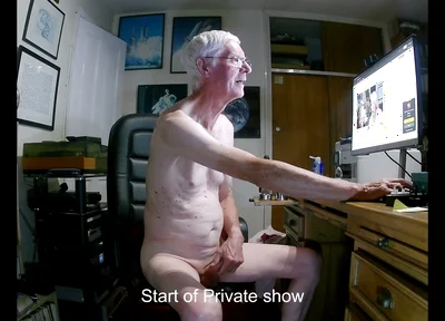 Obeying a Fan's Instructions on Live Web Show