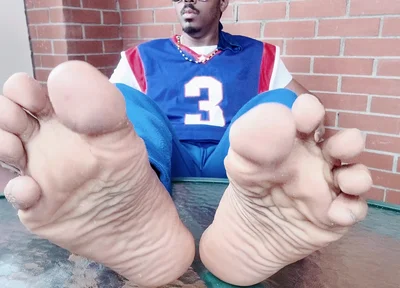 I Touch and Show My Male Feet in the Solarium (2025)