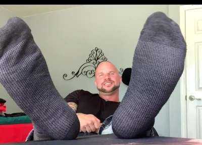 ‪why Are My Feet so Ticklish in Dress Socks?