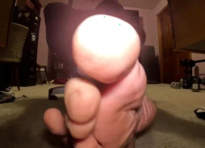 Worship My Feet While I Game!