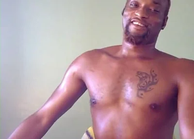 Kennie Jai Gets Ready for the Beach